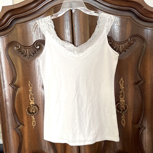 Beautiful white lace trim tank in size L - Picture 1 of 4